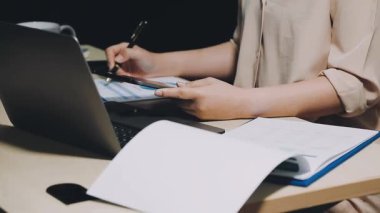 İş kadını ofiste çalışıyor..