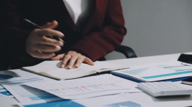 Ofiste çalışan bir işadamı.