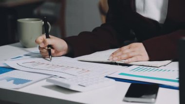 Finansal grafikle çalışan iş adamı