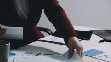 Ofiste çalışan iş adamı