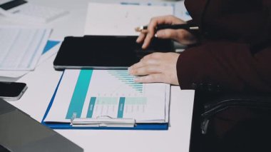 Modern ofisinde çalışan iş adamı