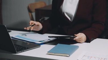 ofiste çalışan iş kadın.