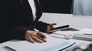 İş yerinde dijital tablet ve hesap makinesi kullanan işadamlarının kapatılması