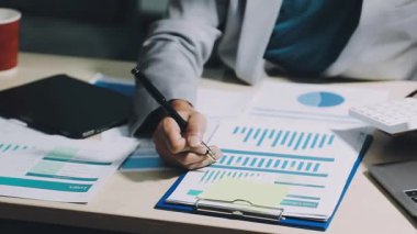 Genç işadamı ofiste çalışıyor.