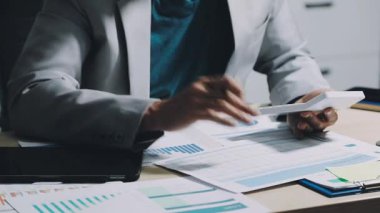 Yakın çekim. İş adamı işyerindeki verileri analiz ediyor.