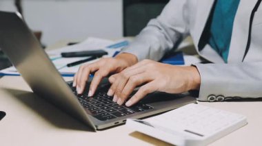 İşadamı ofiste dizüstü bilgisayar üzerinde çalışan