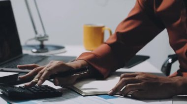 ofiste çalışan iş adamı.