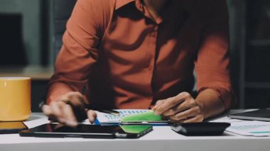 İşadamı dijital tablet üzerinde çalışıyor ve tablet bilgisayar kullanıyor.