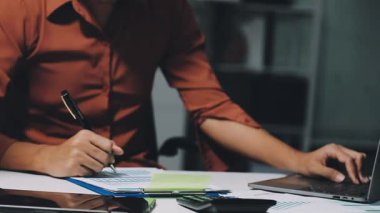 Modern ofiste dizüstü bilgisayarda çalışan bir iş adamı..