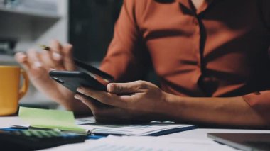 akıllı telefon kullanma office iş adamı