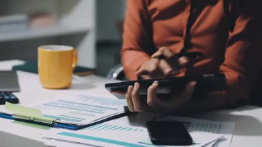 Ofiste tabletle çalışan bir iş adamı. iş ve teknoloji kavramı