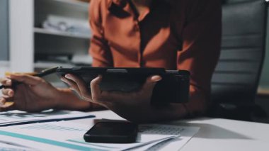 Genç işadamı dijital tablette yazıyor