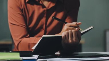 Ofiste dijital tablet üzerinde çalışan iş adamları