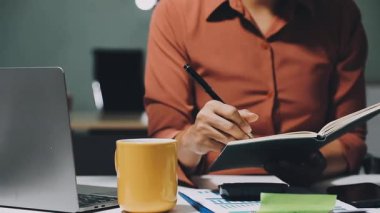 ofiste çalışan genç Asya iş adamı