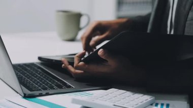 bir dizüstü bilgisayarda çalışan iş adamı