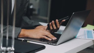 Bilgisayarla çalışan bir iş adamı