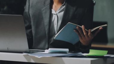 Ofiste dizüstü bilgisayarla çalışan işadamı, finans