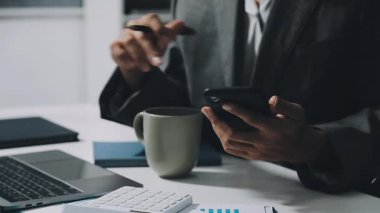 İşadamı ofiste bilgisayarla çalışıyor.