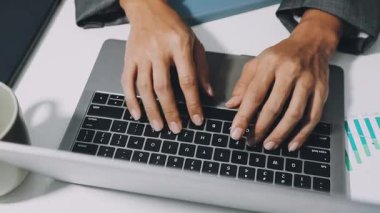 Yakın plan - dizüstü bilgisayarda çalışan kadınların görüntüsü