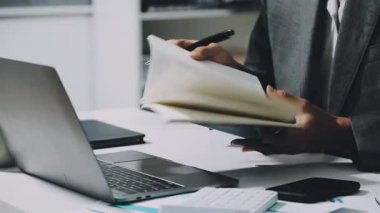 Ofiste dizüstü bilgisayarla çalışan iş adamı.