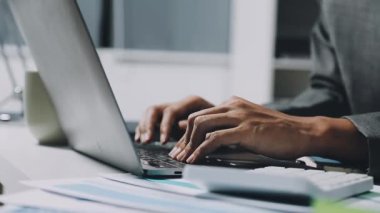 klavyede yazarak işadamı