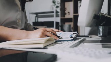 Akıllı telefondan yazan kadın.