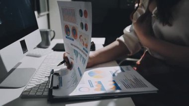 Ofiste çalışan genç bir iş kadını.