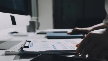 Ofiste çalışan iş adamı