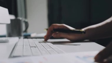 Ofiste dizüstü bilgisayar kullanan bir iş adamı.