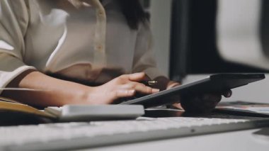 Ofiste dijital tablet kullanan kadın