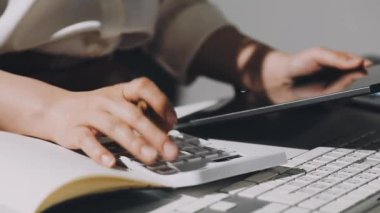 İşadamı ofiste deftere yazı yazıyor.