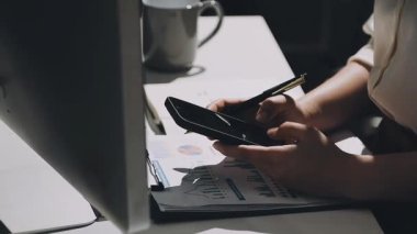 Not defterine yazan genç kadın.