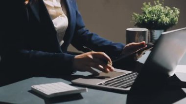 Ofiste çalışan bir iş adamı.