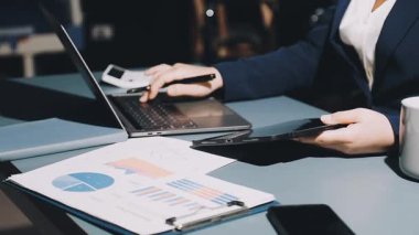 işadamı ofis dizüstü bilgisayar ile çalışma