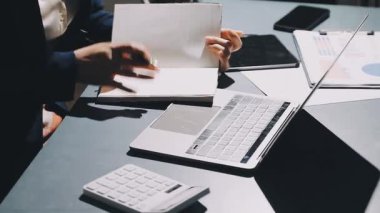 Genç işadamı ofiste çalışıyor.