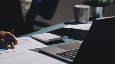 Ofis, iş ve finans sektöründe dizüstü bilgisayarla çalışan işadamı