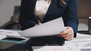 Ofiste masa başında çalışan genç bir iş kadını.