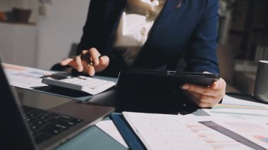 Genç işadamı geceleri ofisindeki dizüstü bilgisayarında çalışıyor..