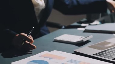 yakın plan - modern ofiste çalışan iş adamlarının