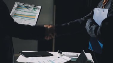 Ofisteki iş ortaklarının el sıkışması. iş kavramı