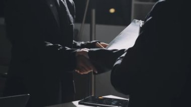 İşadamı dijital Tablet kullanarak Office