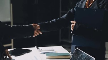 İş tokalaşması ve iki elin titremesi.