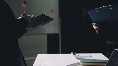 Modern ofisinde çalışan iş kadın