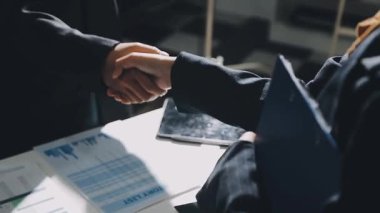 İş adamları el sıkışıyor, toplantıyı bitiriyor.