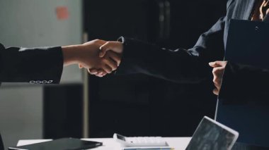 İş adamı iş ortağıyla tokalaşıyor.