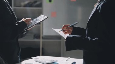 Modern ofiste çalışan iş adamlarına yakın çekim.