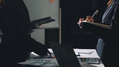 Ofis, iş ve takım çalışması konseptinde birlikte çalışan iş adamı ve bayan meslektaşlar