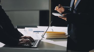 İşadamı ve işkadını ofiste çalışıyor.