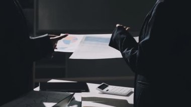 Diz üstü bilgisayarla veri analiz eden iş adamı