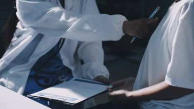 Doktor ve hasta sonuçları tartışıyor